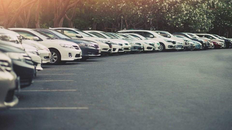 Fahrzeuge warten auf Abholung und Ankauf auf dem Autohof von Auto verkaufen Swisttal